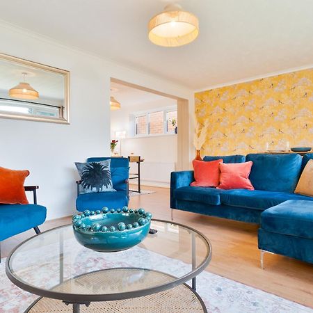 Stylish 4 Bedroom Spacious Retreat With Parking - Sleeps 10 - Families & Contractors Κάντεμπερι Εξωτερικό φωτογραφία