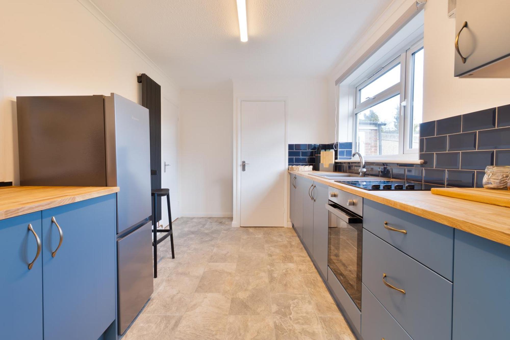 Stylish 4 Bedroom Spacious Retreat With Parking - Sleeps 10 - Families & Contractors Κάντεμπερι Εξωτερικό φωτογραφία