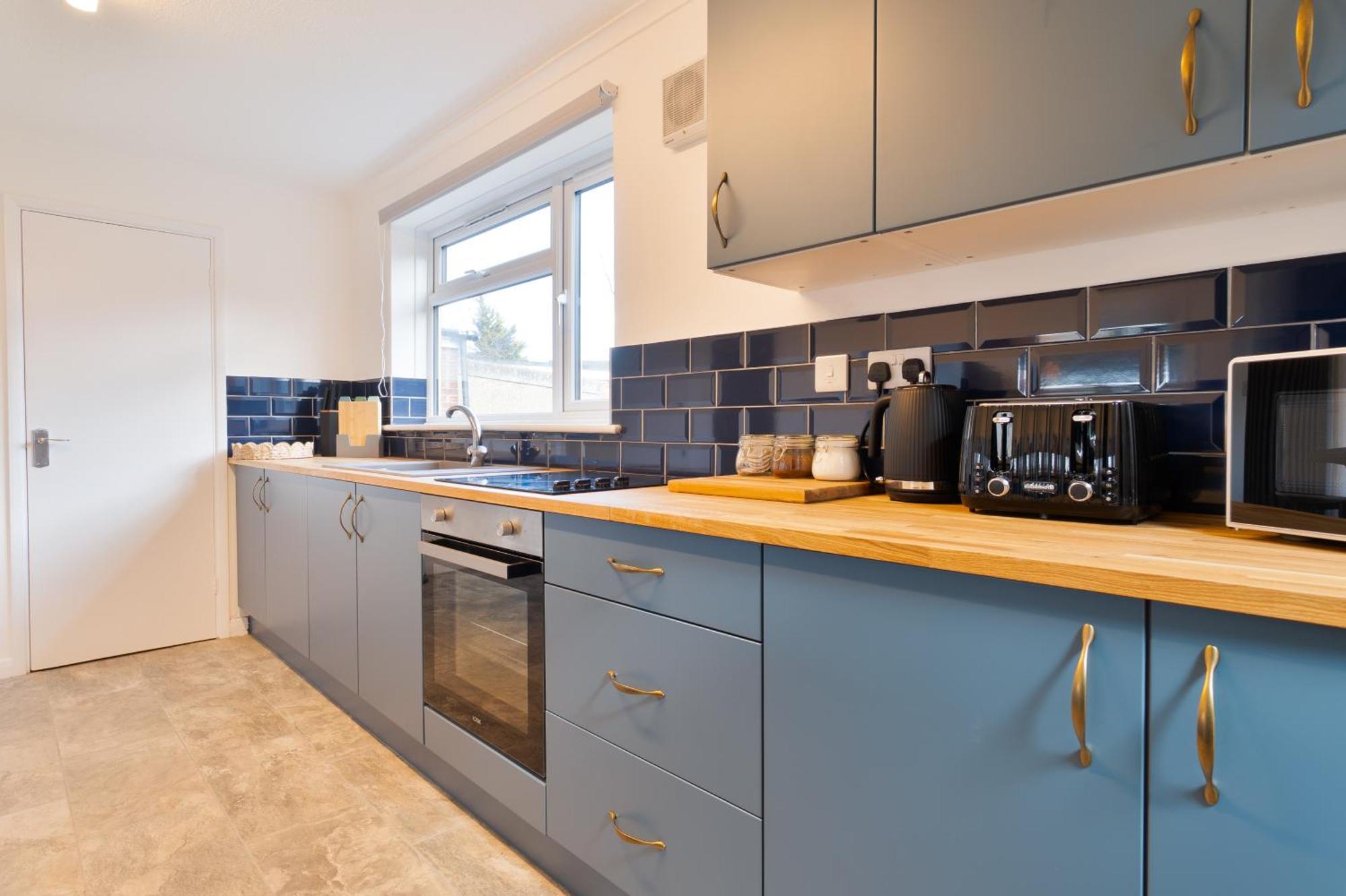 Stylish 4 Bedroom Spacious Retreat With Parking - Sleeps 10 - Families & Contractors Κάντεμπερι Εξωτερικό φωτογραφία