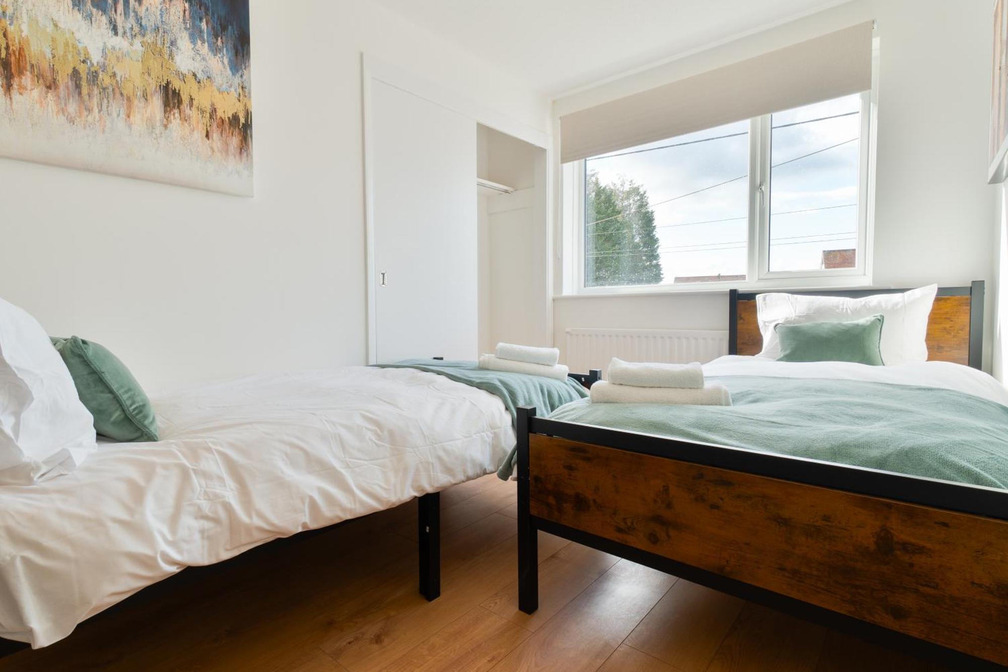 Stylish 4 Bedroom Spacious Retreat With Parking - Sleeps 10 - Families & Contractors Κάντεμπερι Εξωτερικό φωτογραφία