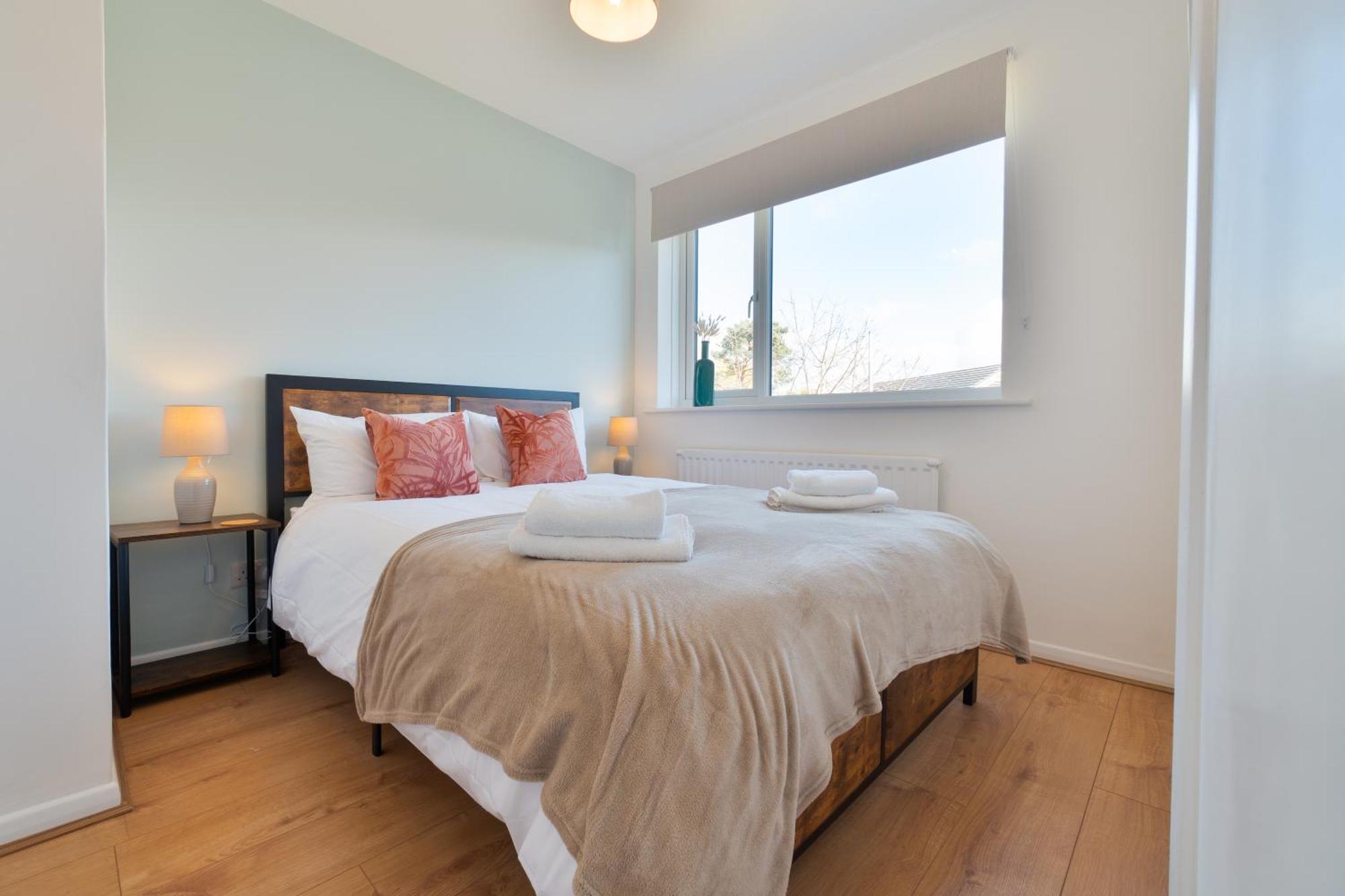Stylish 4 Bedroom Spacious Retreat With Parking - Sleeps 10 - Families & Contractors Κάντεμπερι Εξωτερικό φωτογραφία