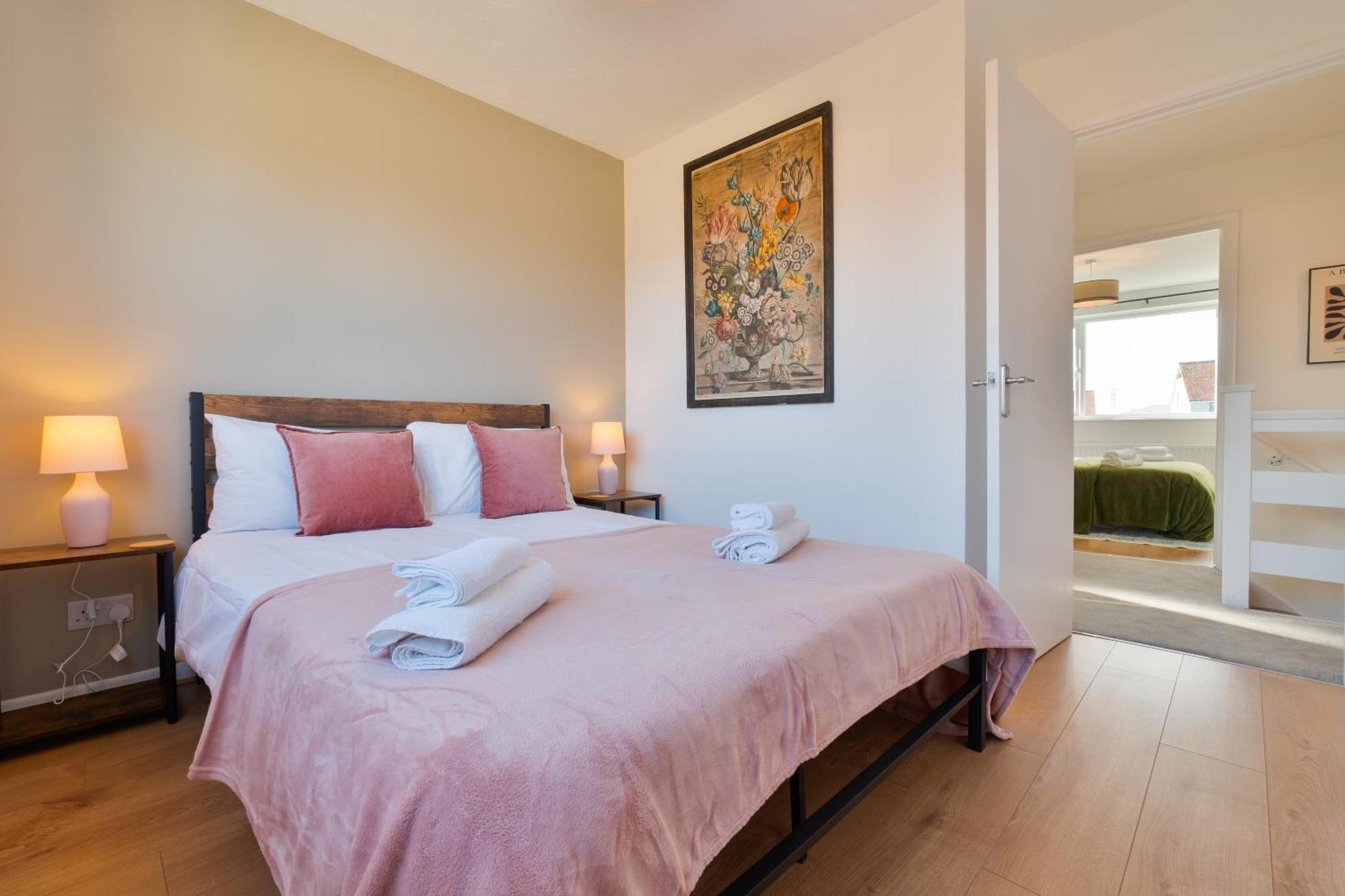 Stylish 4 Bedroom Spacious Retreat With Parking - Sleeps 10 - Families & Contractors Κάντεμπερι Εξωτερικό φωτογραφία