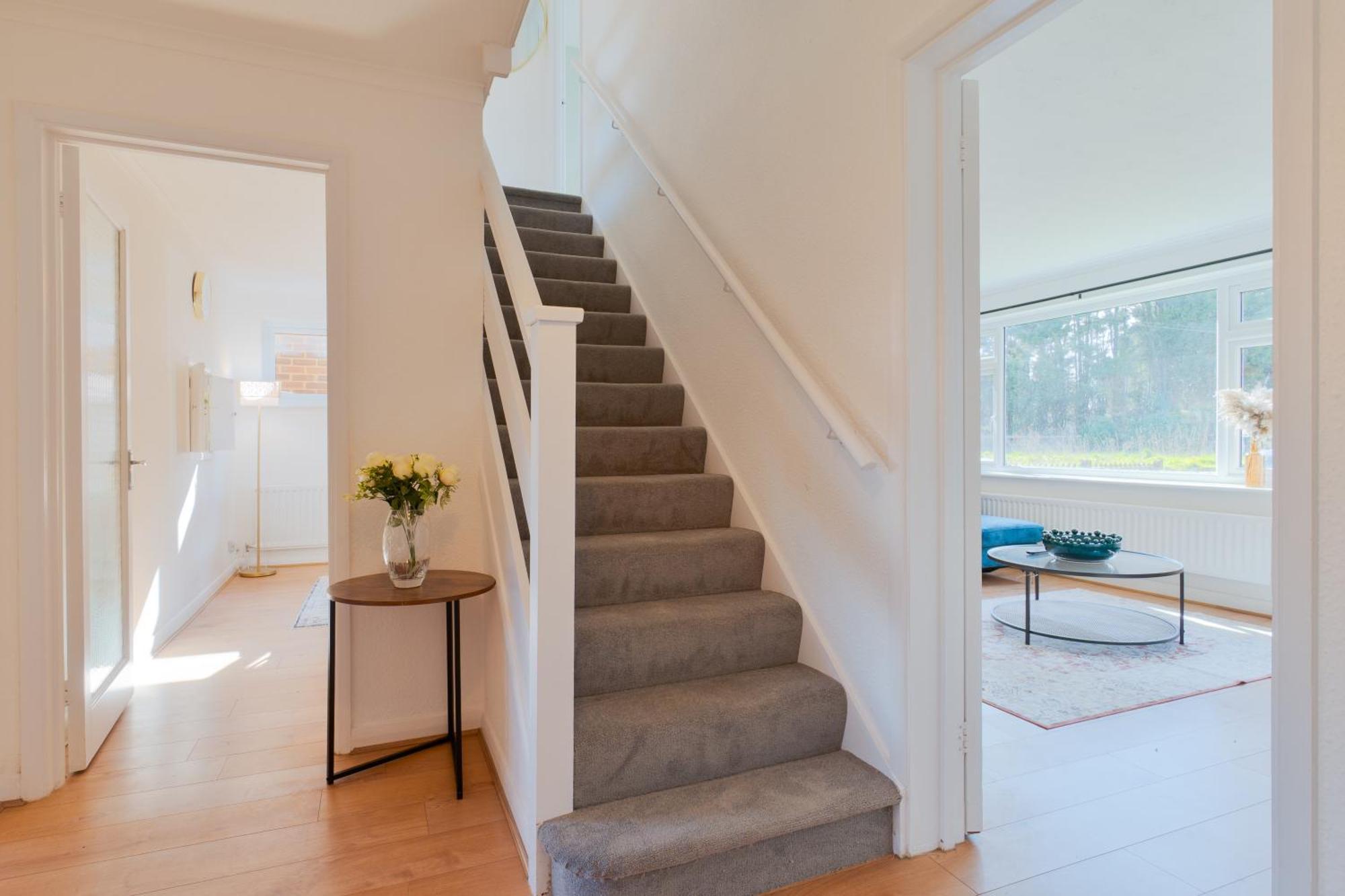 Stylish 4 Bedroom Spacious Retreat With Parking - Sleeps 10 - Families & Contractors Κάντεμπερι Εξωτερικό φωτογραφία
